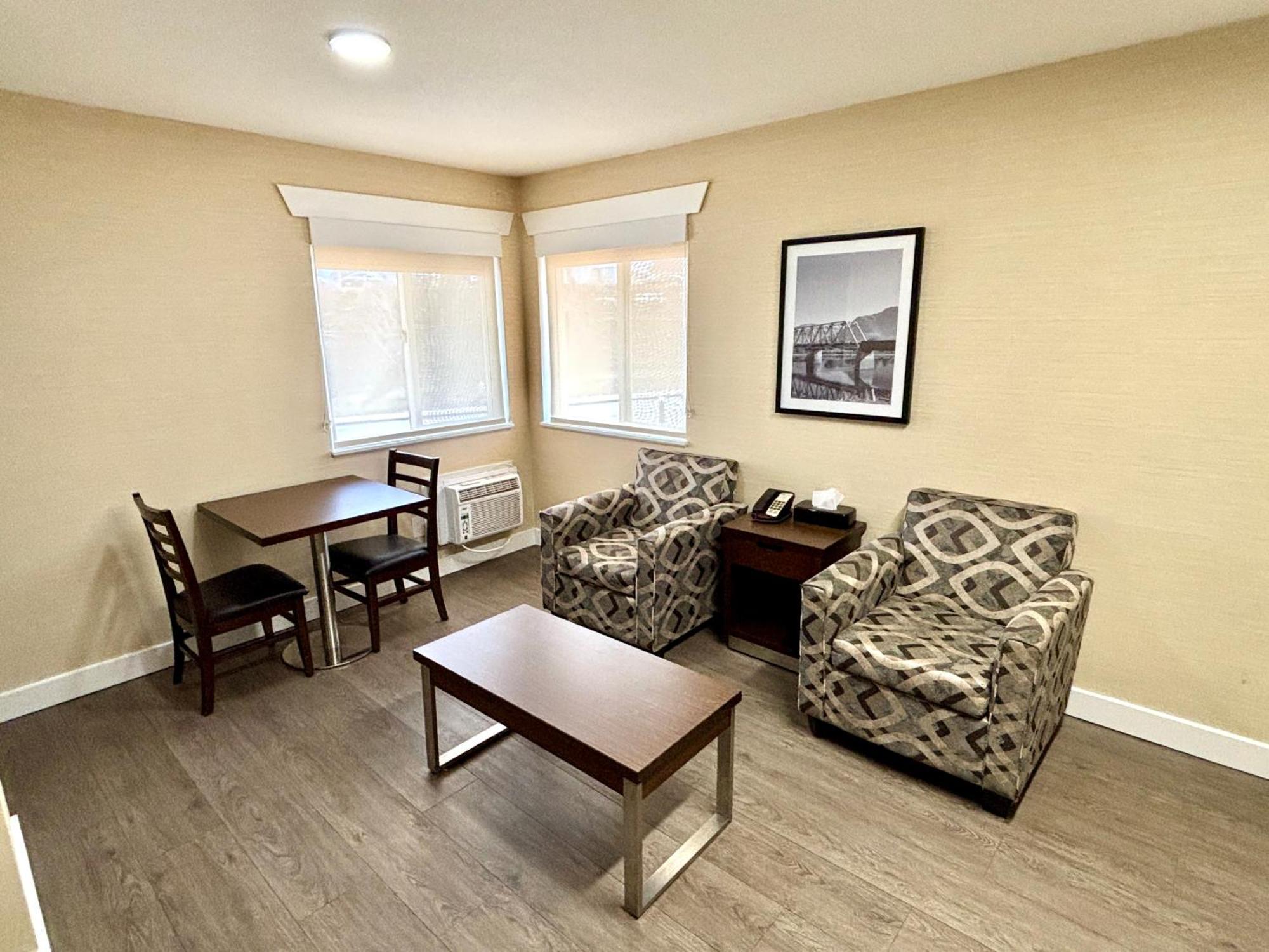 Rodeway Inn & Suites Kamloops Kültér fotó