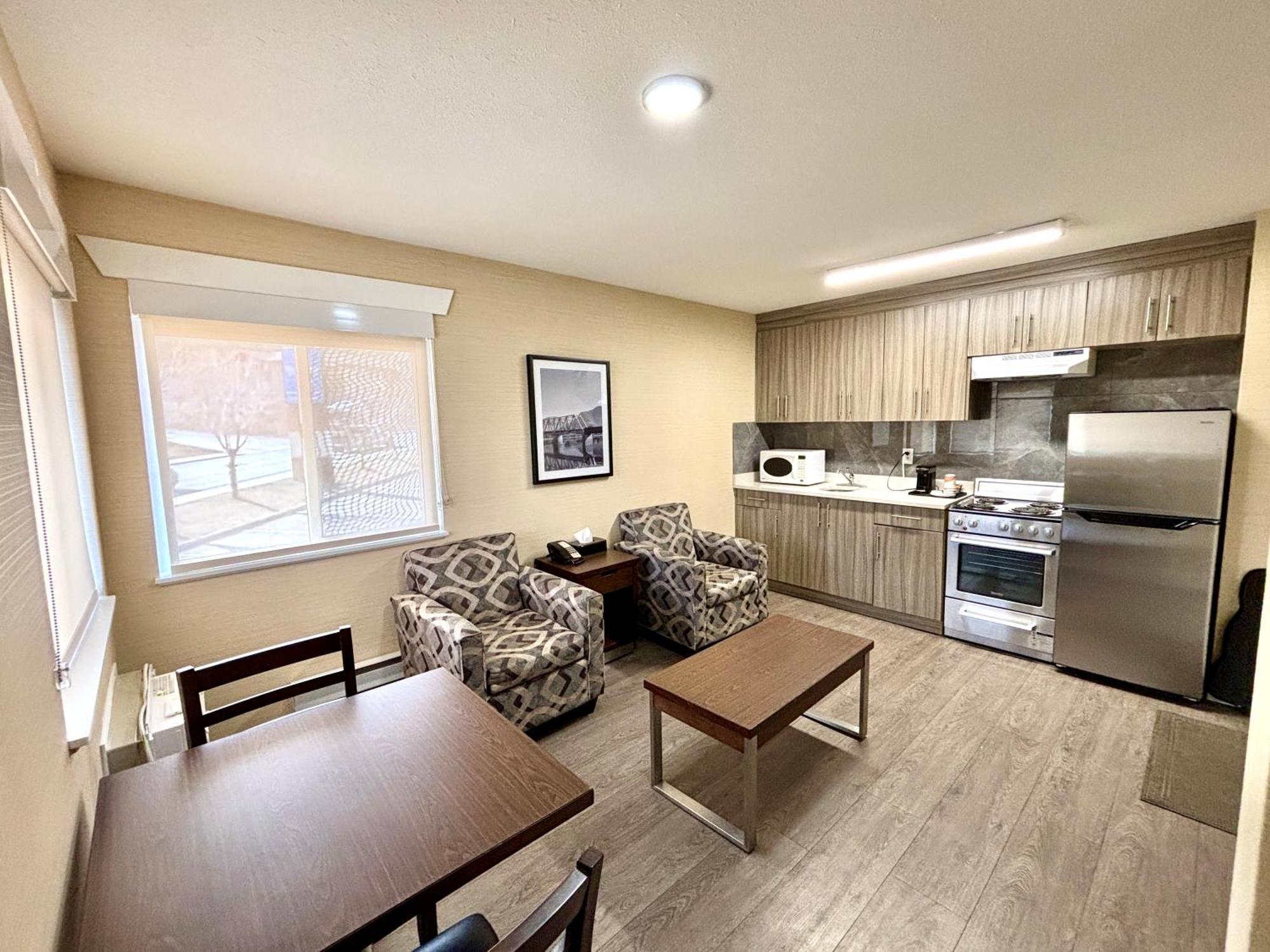 Rodeway Inn & Suites Kamloops Kültér fotó