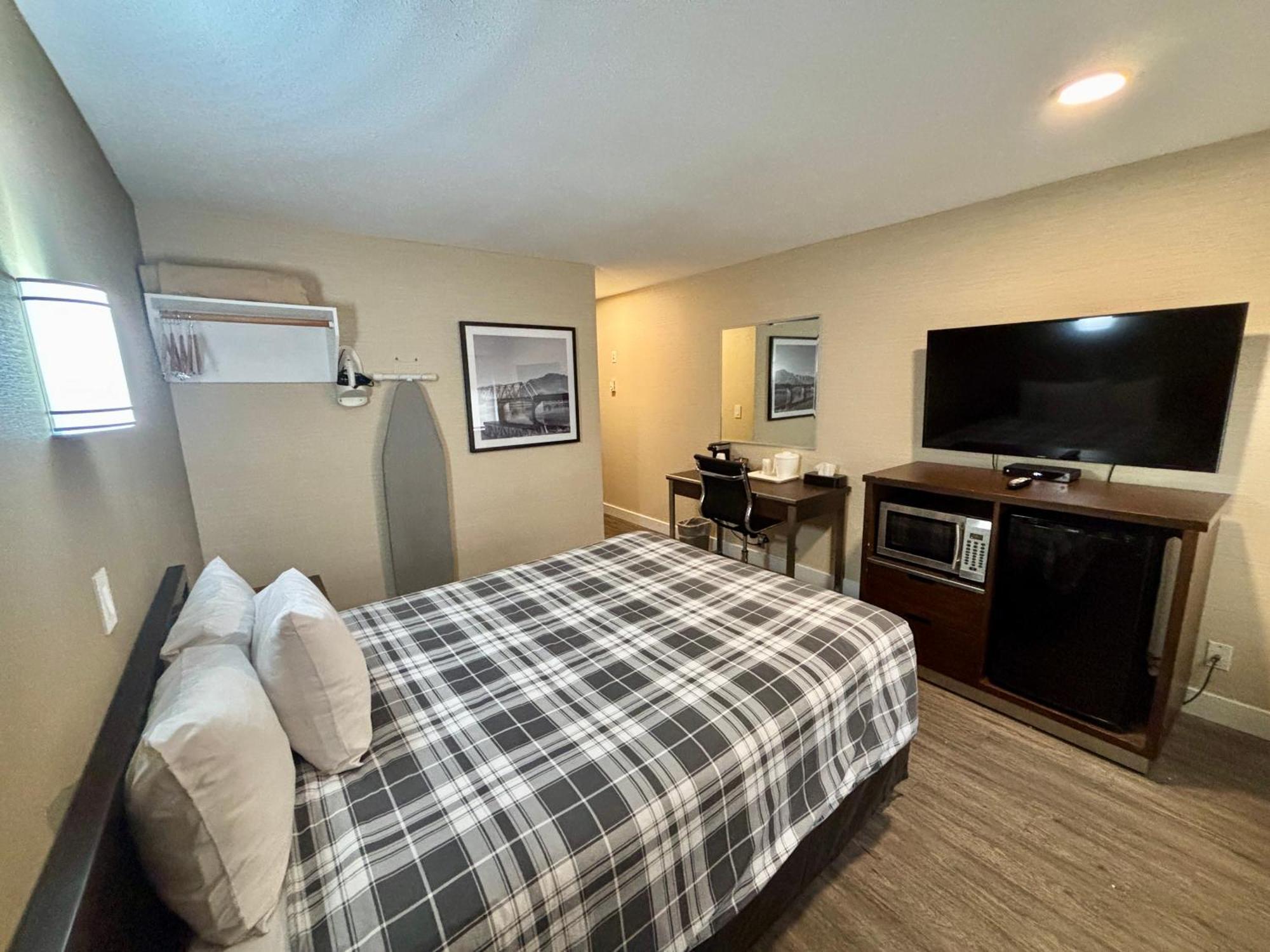 Rodeway Inn & Suites Kamloops Kültér fotó