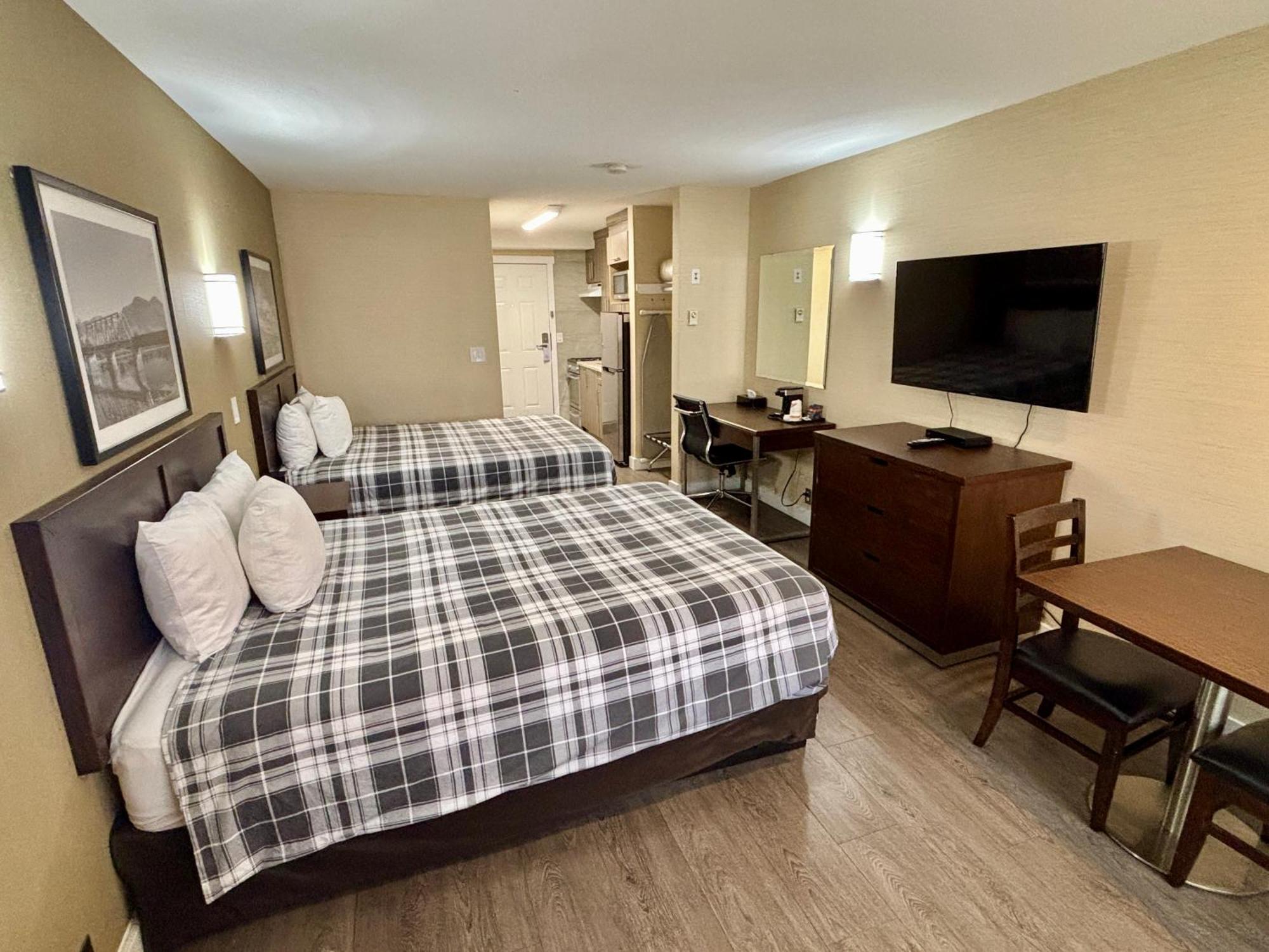 Rodeway Inn & Suites Kamloops Kültér fotó