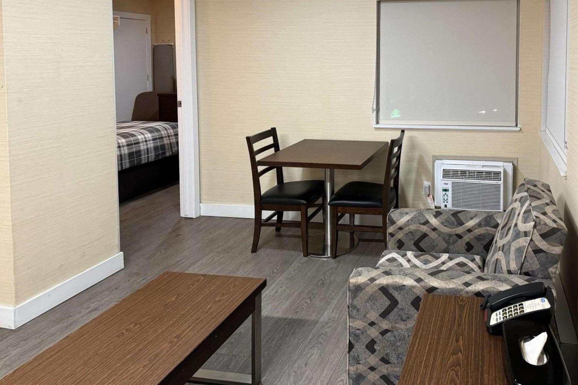 Rodeway Inn & Suites Kamloops Kültér fotó