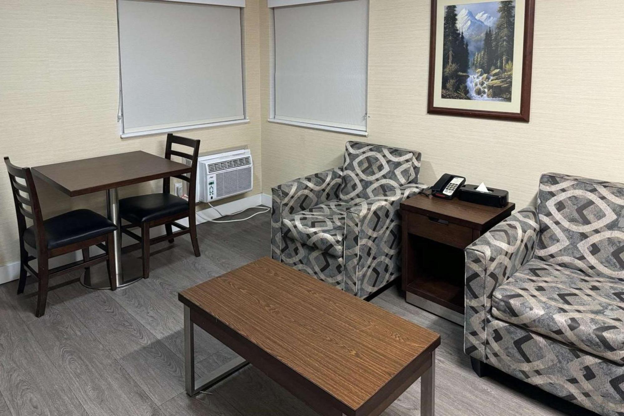 Rodeway Inn & Suites Kamloops Kültér fotó