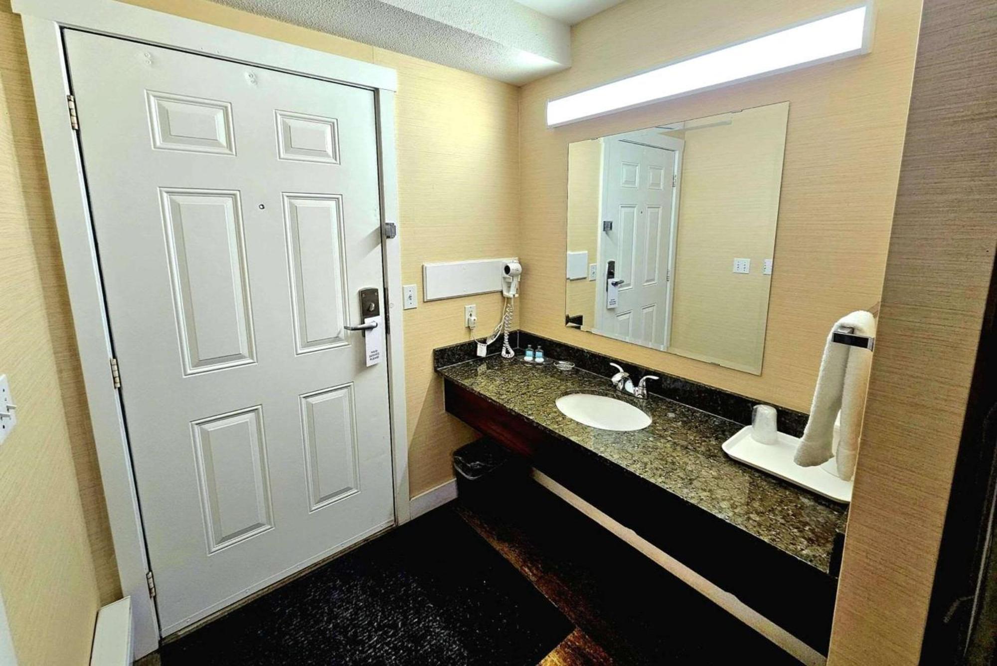 Rodeway Inn & Suites Kamloops Kültér fotó